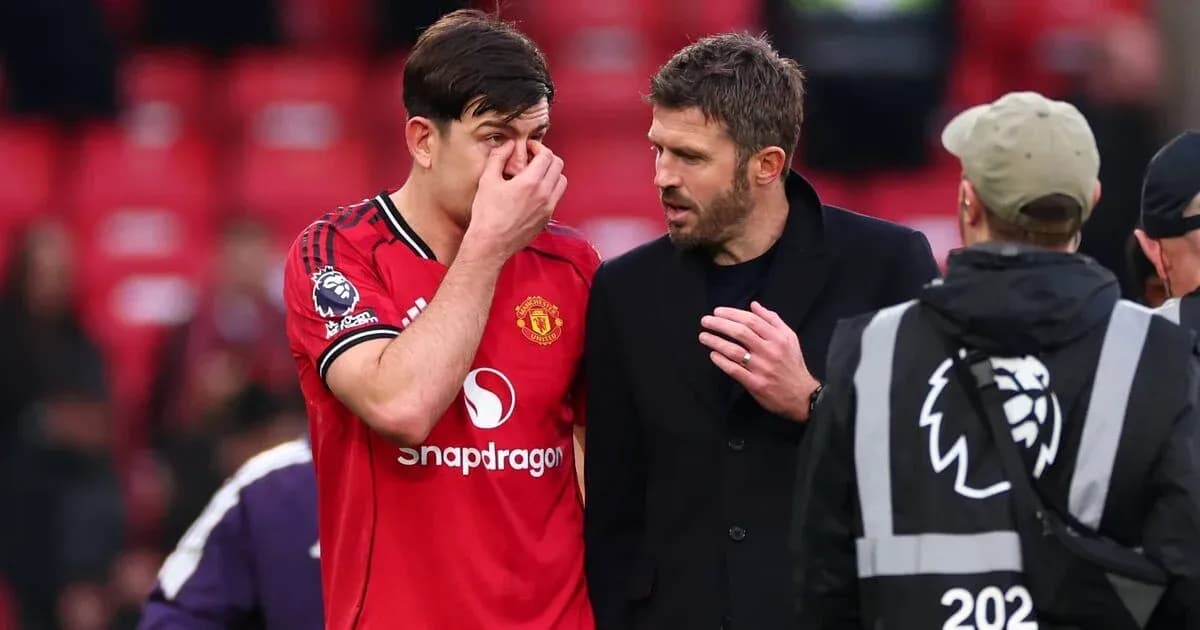 Jugador de Manchester United hablando con entrenador tras partido