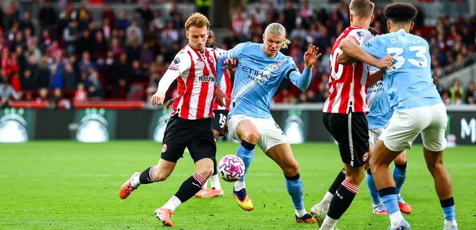 Acción entre jugadores de Manchester City y Brentford