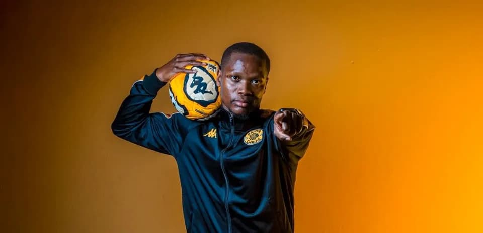 Jugador sosteniendo un balón con fondo naranja