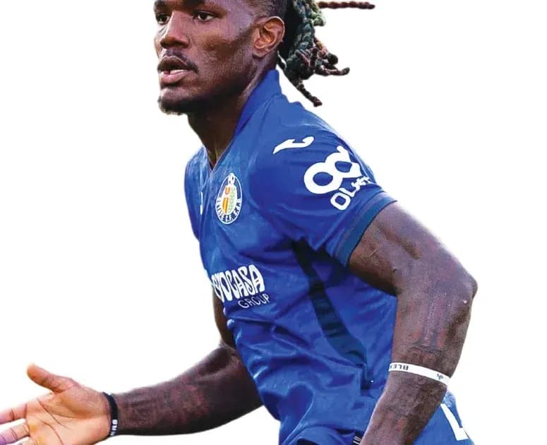 Jugador de fútbol en acción con uniforme azul