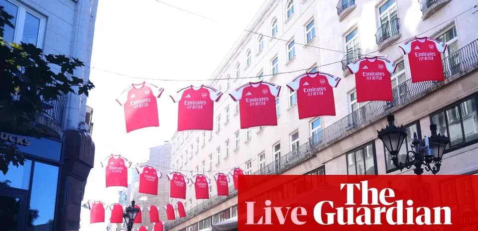 Camisetas del Arsenal colgadas en la calle