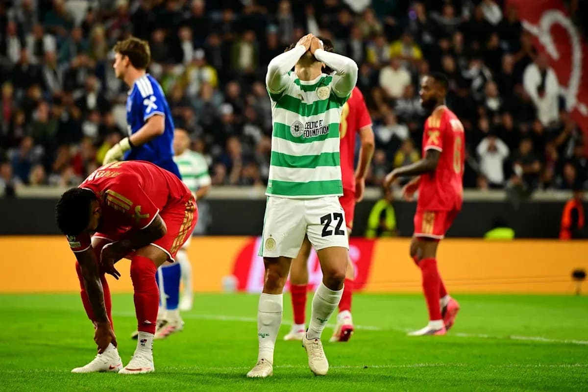 Jugador de Celtic con las manos en la cabeza