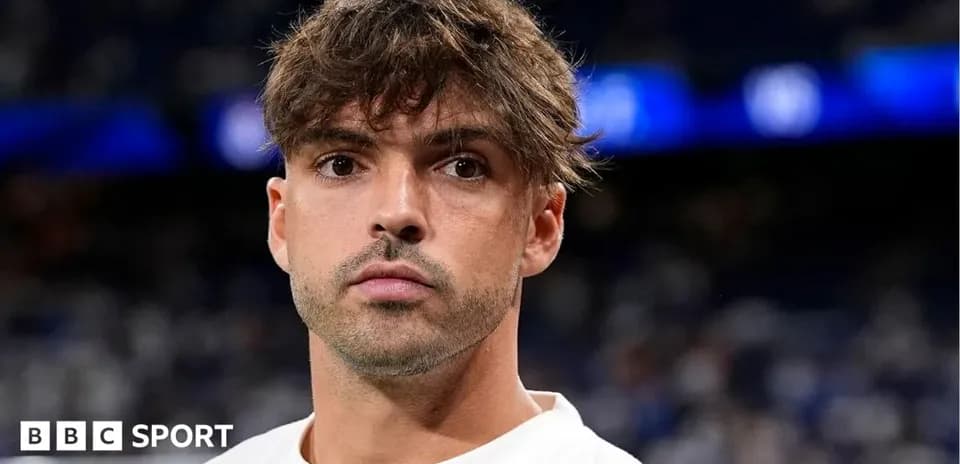 Jugador mirando hacia la cámara en el campo