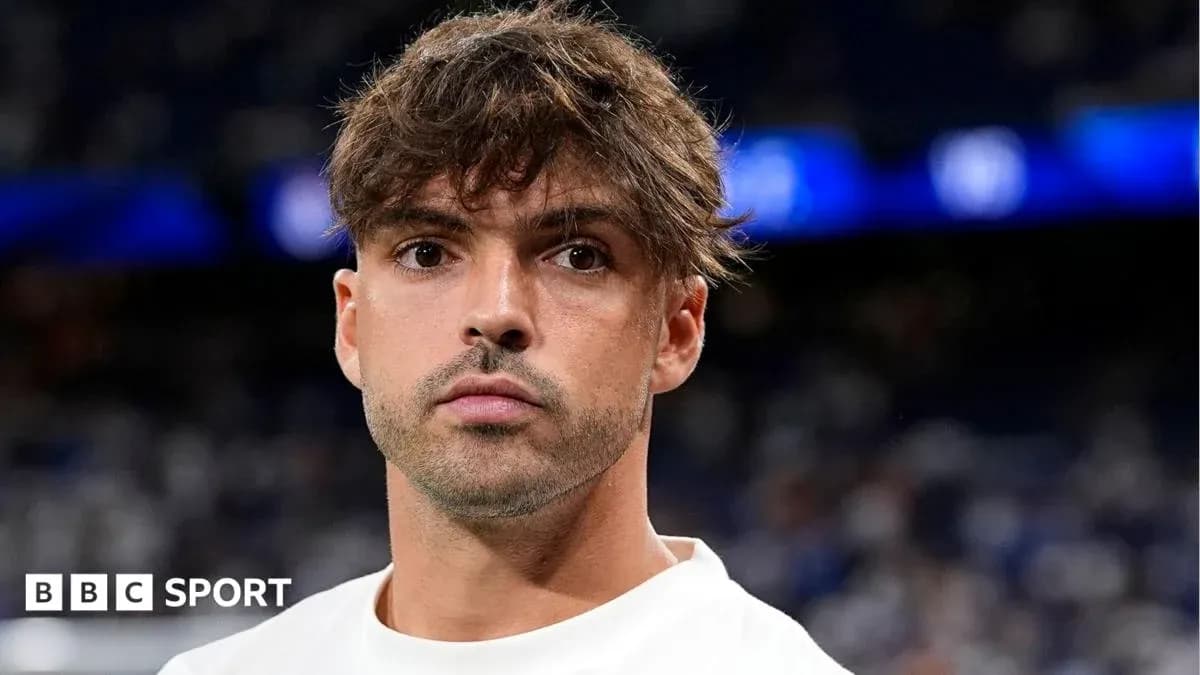Jugador mirando hacia la cámara en el campo