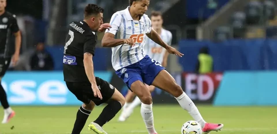 Jugadores de PAOK y Dynamo Kyiv en acción