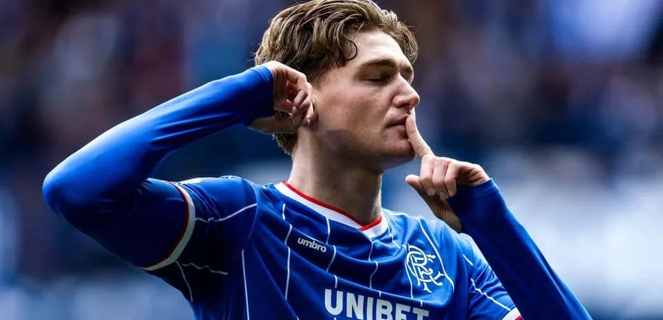 Jugador de Rangers celebrando con gesto de silencio