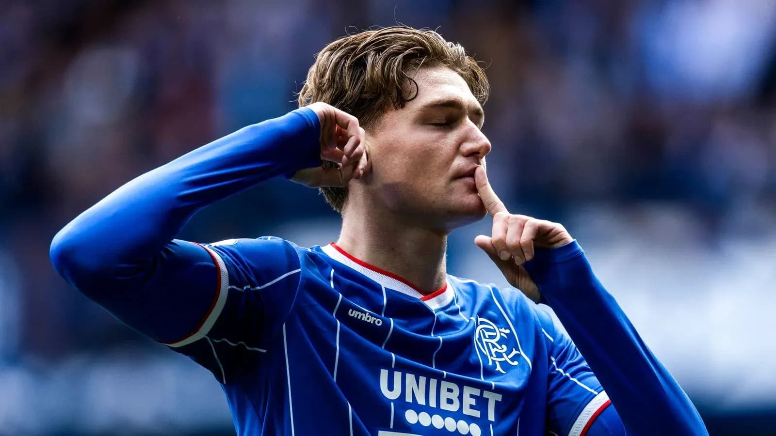 Jugador de Rangers celebrando con gesto de silencio