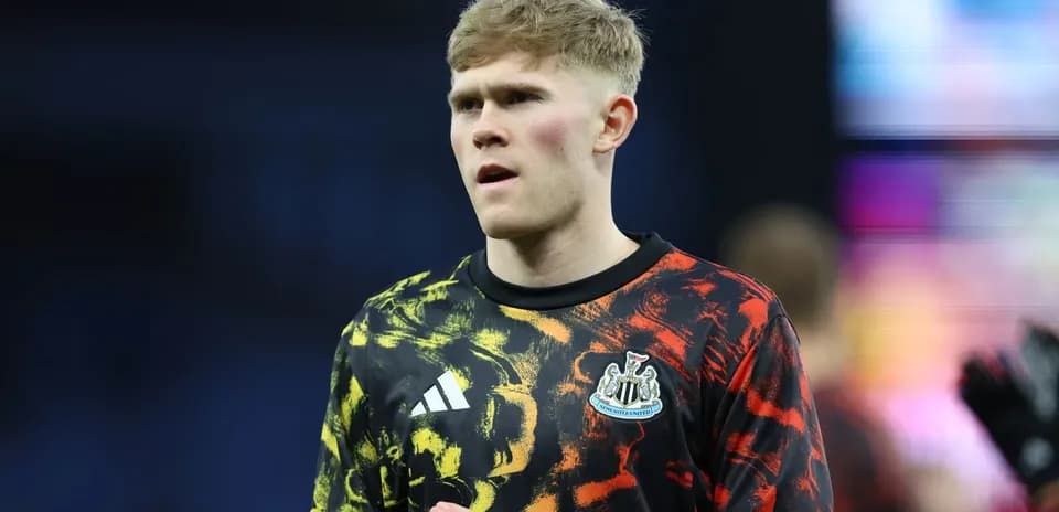 Portero de Newcastle en uniforme de calentamiento