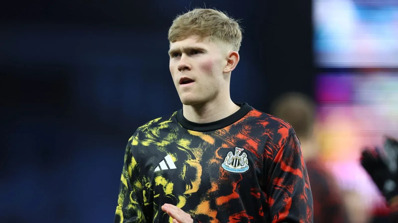 Portero de Newcastle en uniforme de calentamiento