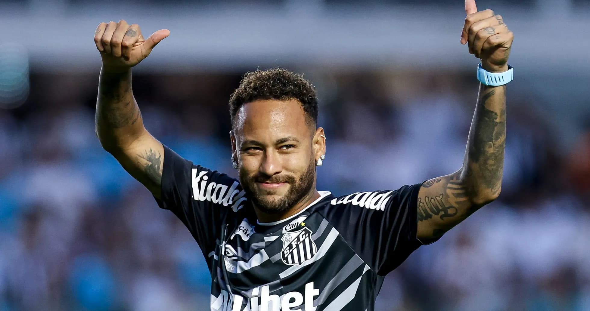 Jugador celebrando con pulgares arriba en el estadio