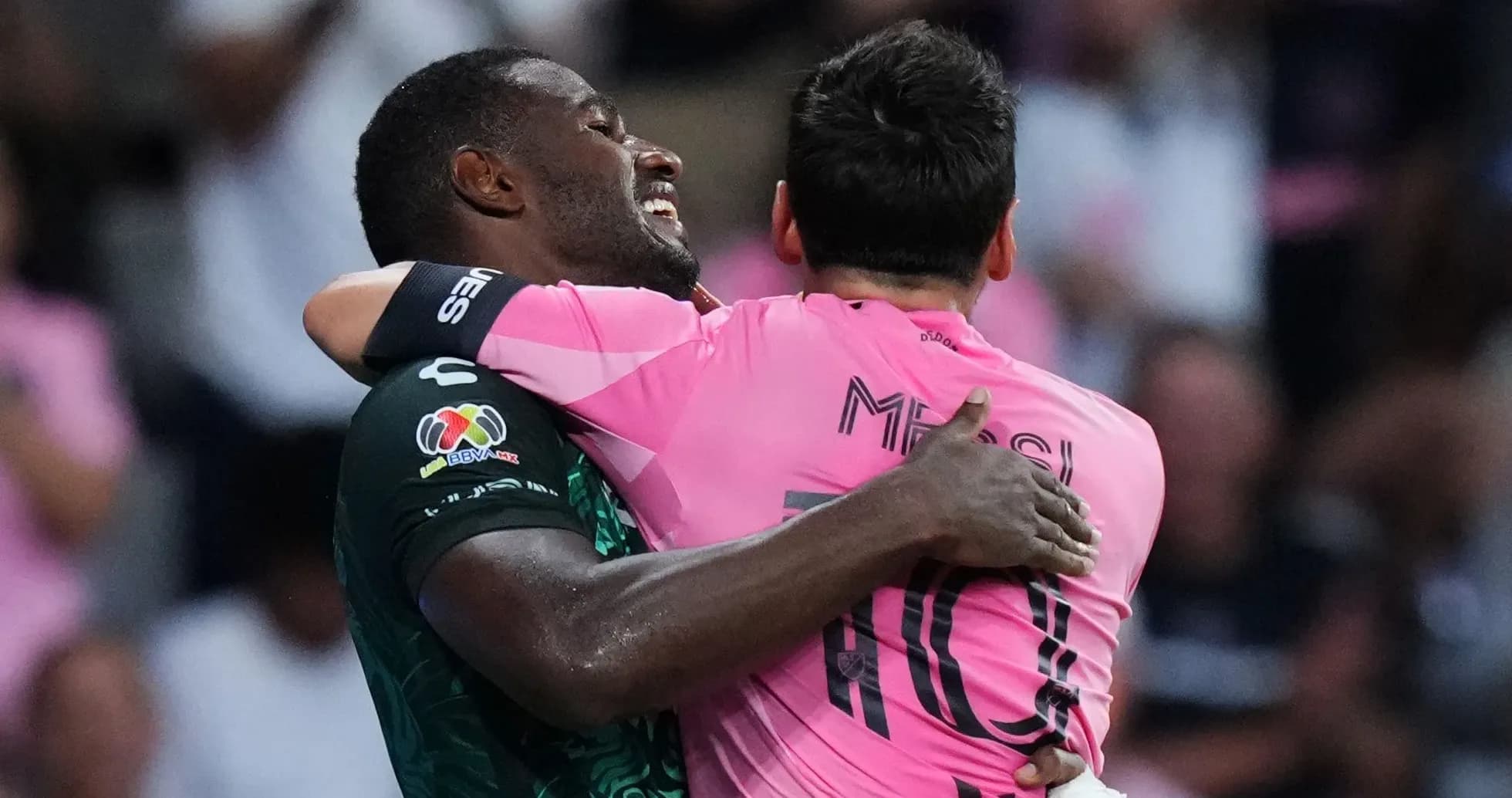 Jugadores abrazándose tras el partido