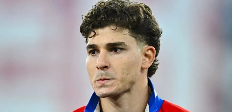 Jugador con camiseta roja en el campo de fútbol
