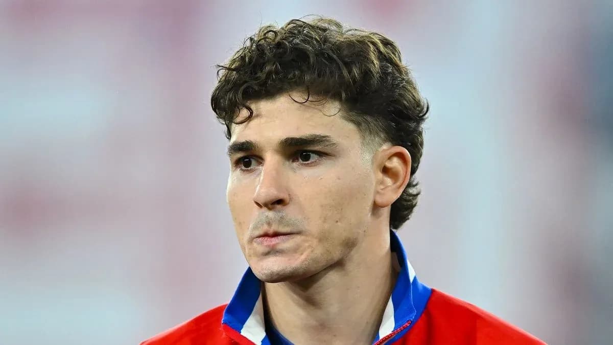 Jugador con camiseta roja en el campo de fútbol