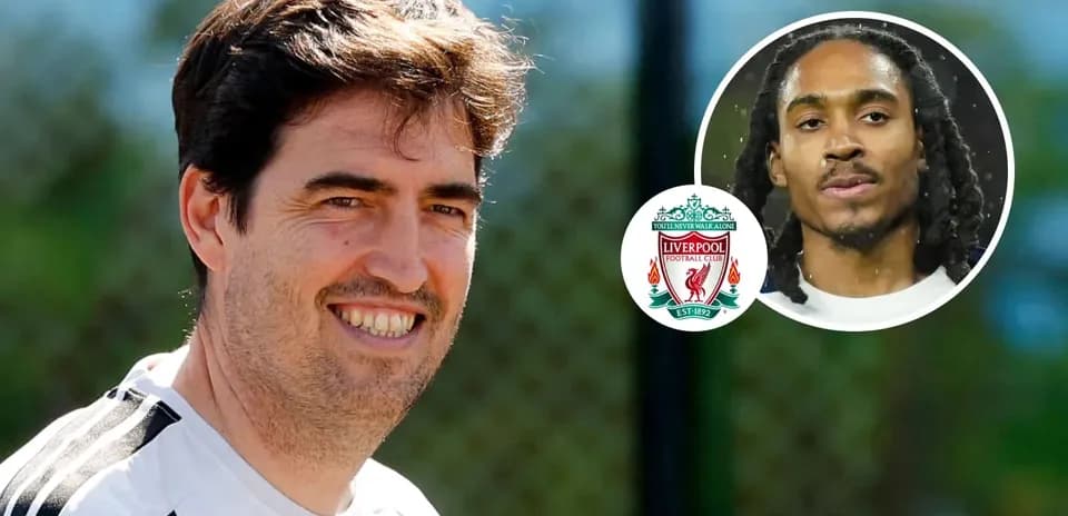 Entrenador sonriendo con logo de Liverpool en fondo