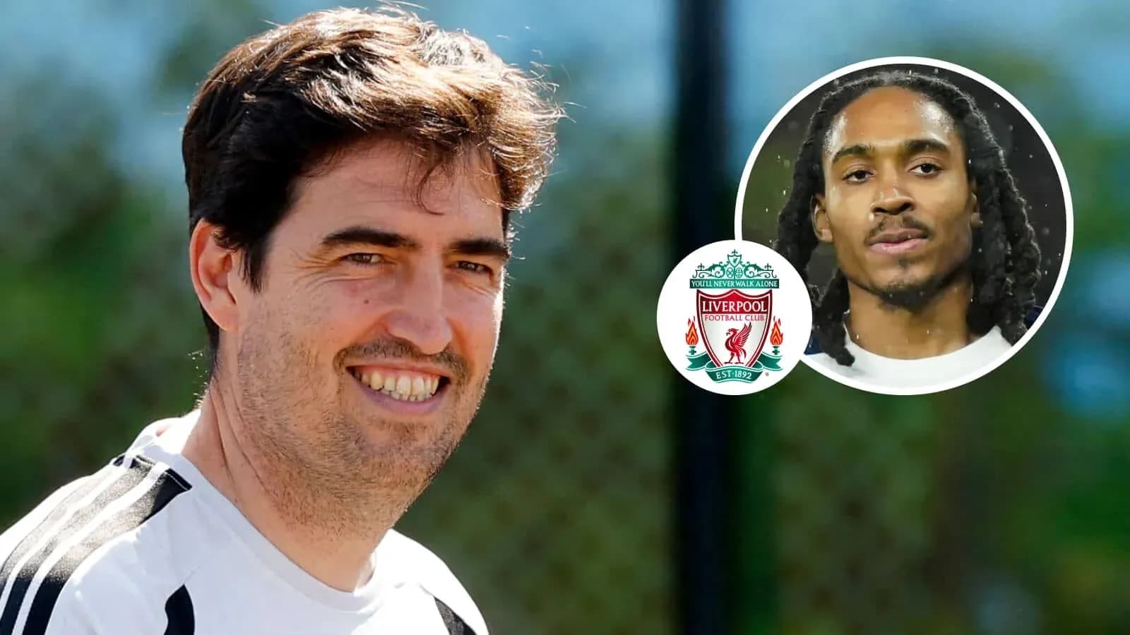 Entrenador sonriendo con logo de Liverpool en fondo
