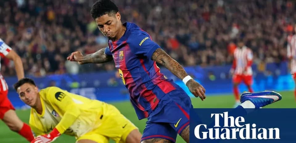 Jugador de Barcelona dispara a puerta en el partido