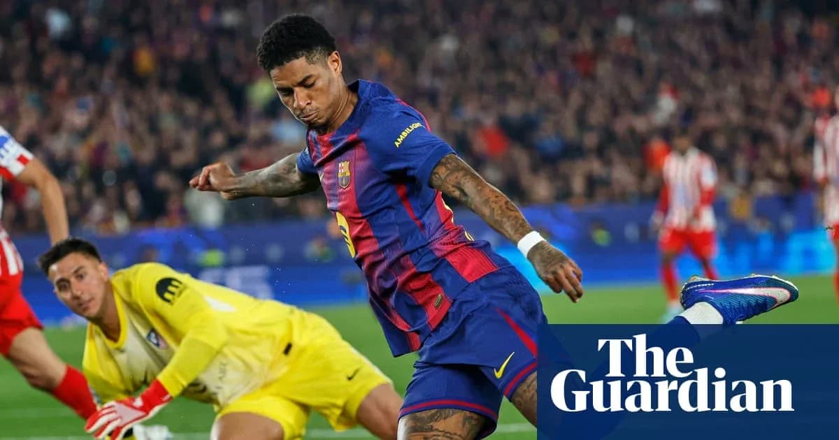 Jugador de Barcelona dispara a puerta en el partido