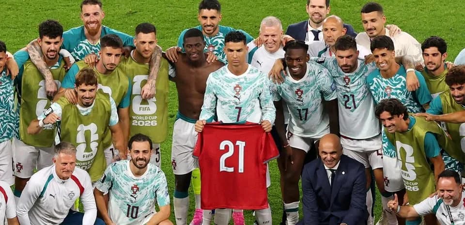 Equipo de Portugal celebrando con camiseta en mano