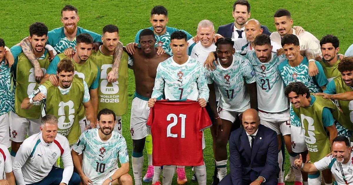 Equipo de Portugal celebrando con camiseta en mano