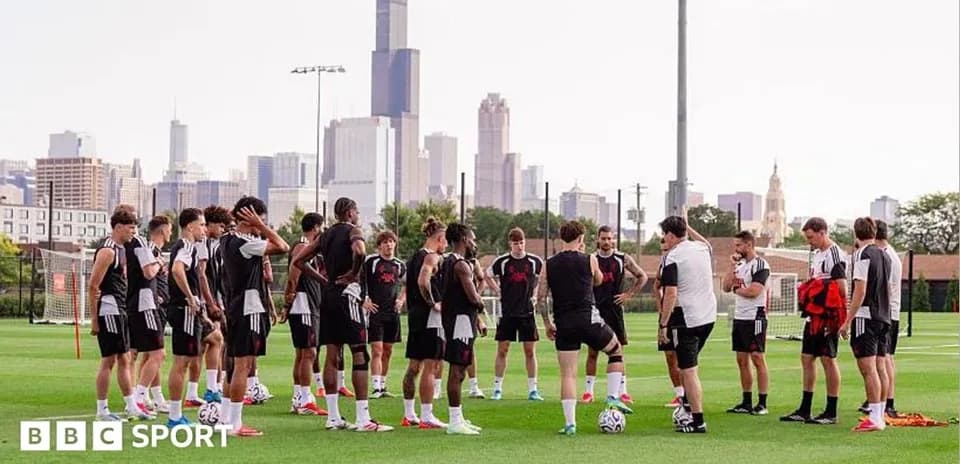 Equipo de fútbol en entrenamiento con skyline de fondo