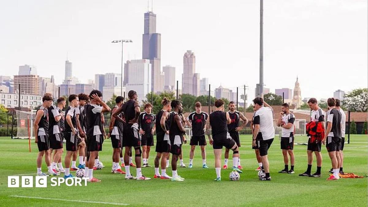 Equipo de fútbol en entrenamiento con skyline de fondo