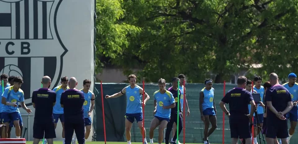 Equipo entrenando en la cancha con conos y estacas