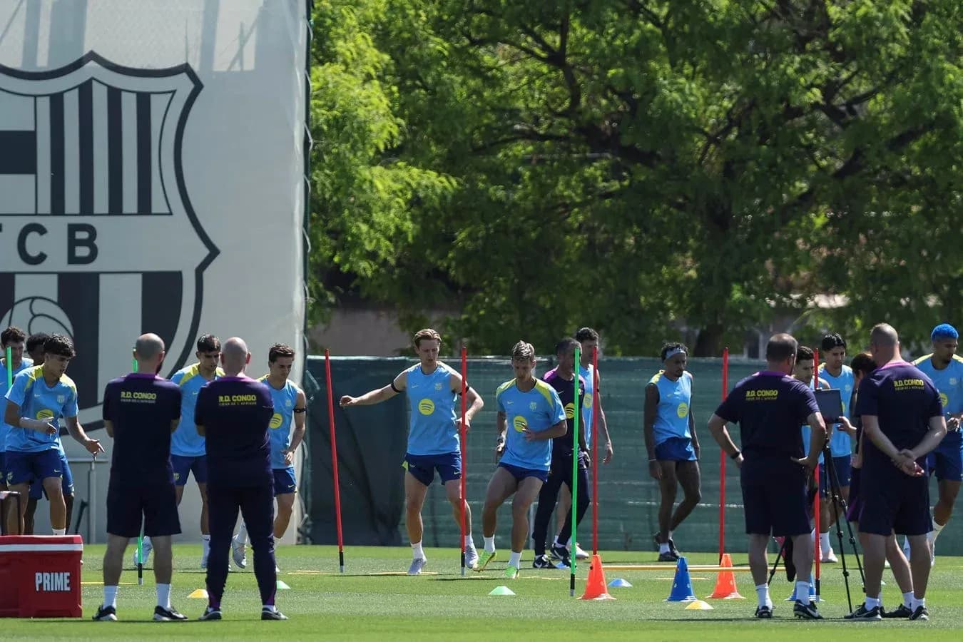 Equipo entrenando en la cancha con conos y estacas