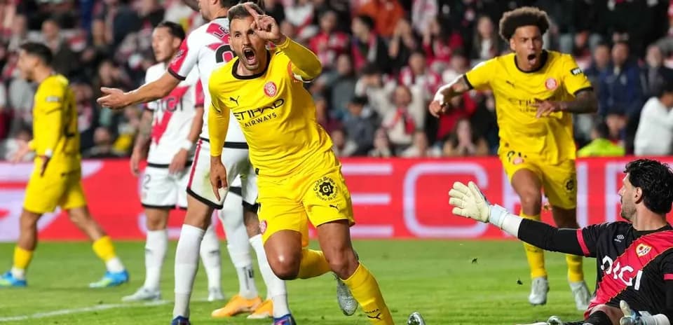 Jugadores celebrando un gol en el partido