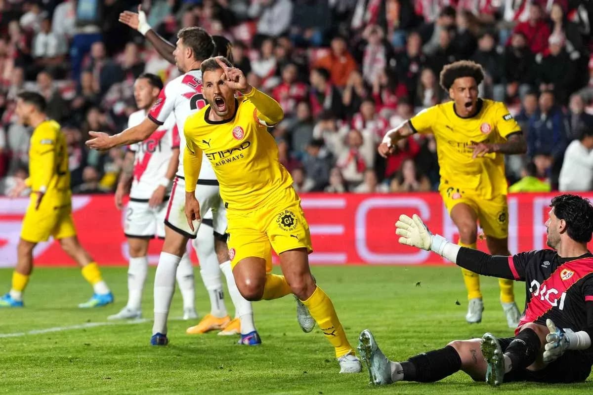 Jugadores celebrando un gol en el partido