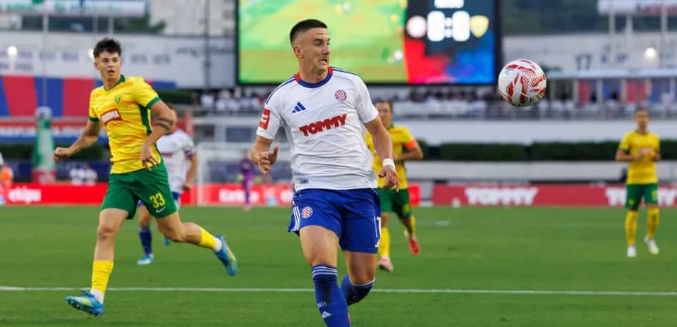 Jugador de Hajduk Split controlando el balón