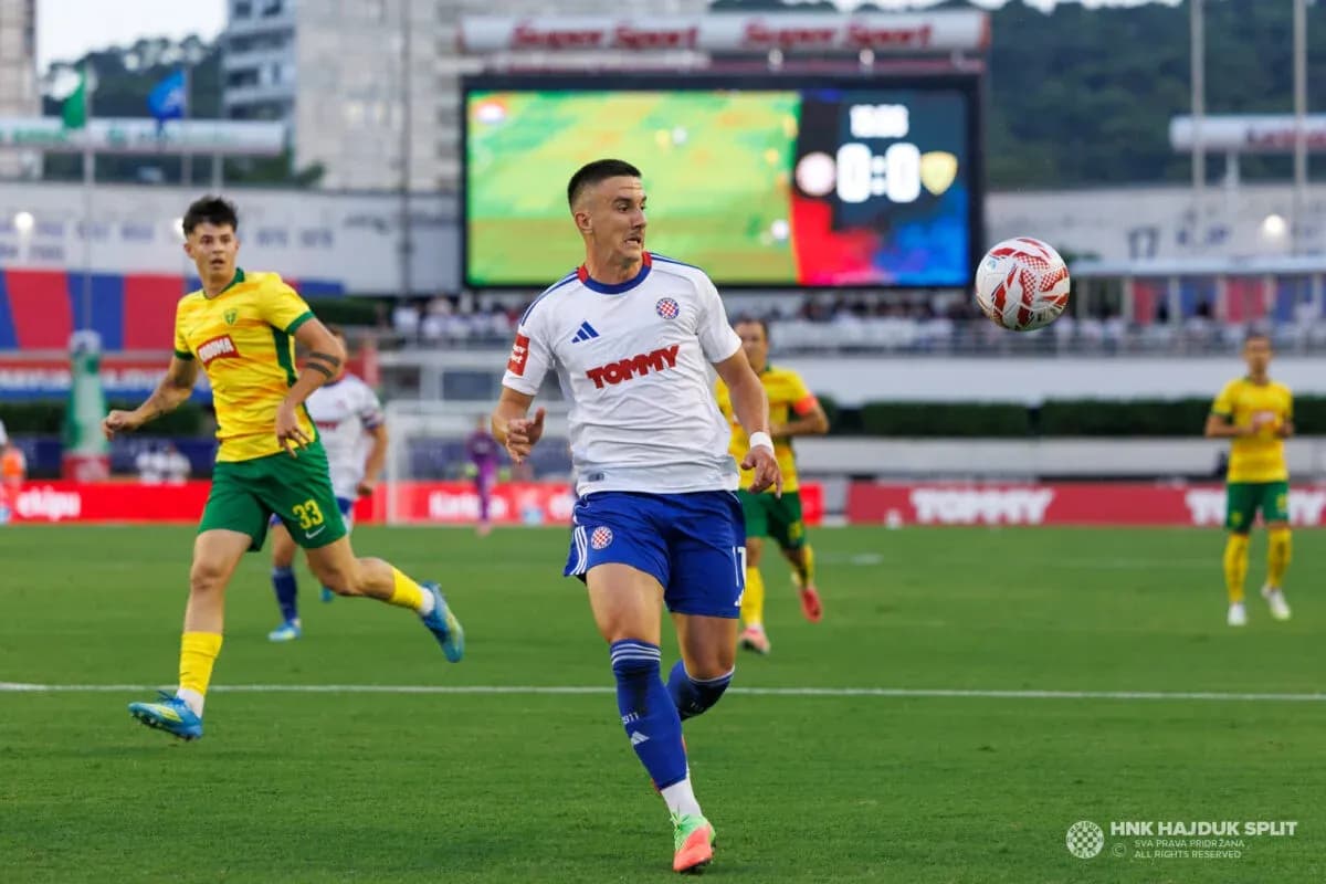 Jugador de Hajduk Split controlando el balón