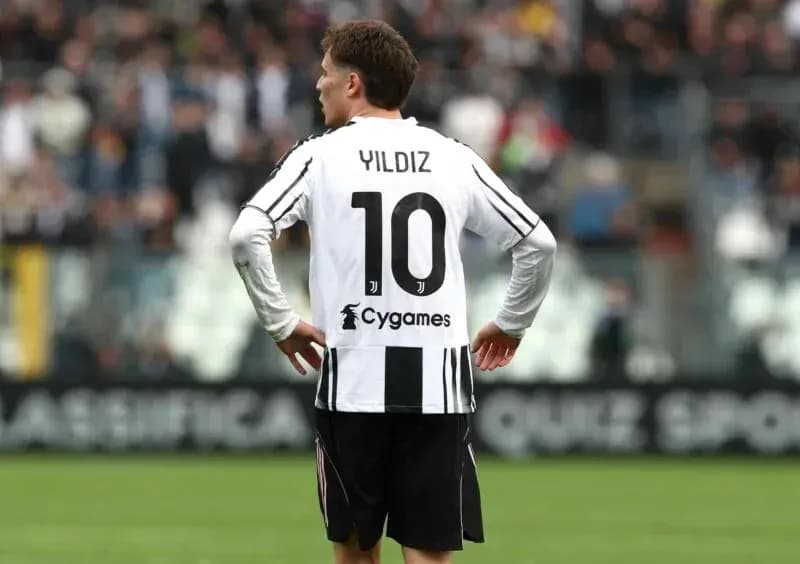 Jugador con camiseta de Juventus, número 10, Yildiz
