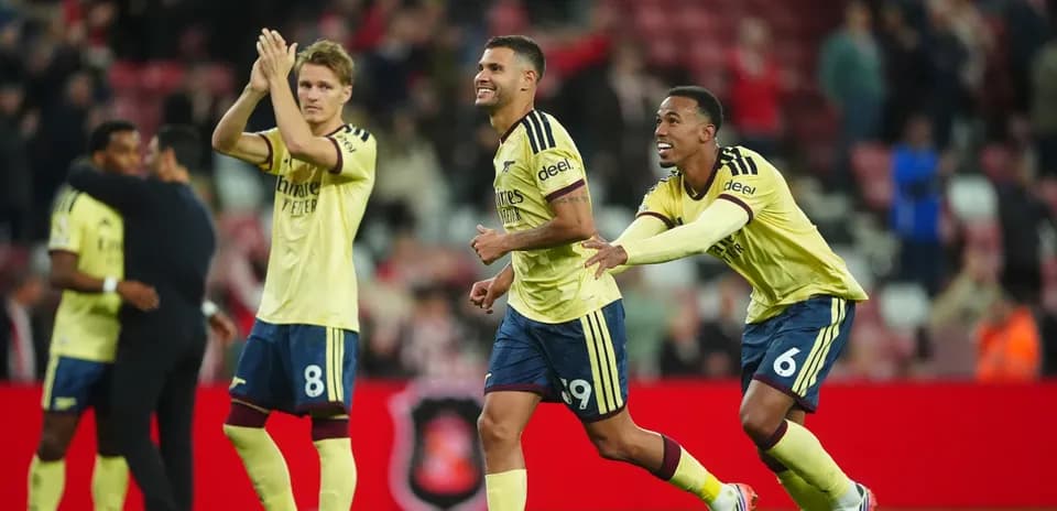 Jugadores de Arsenal celebrando una victoria en el campo