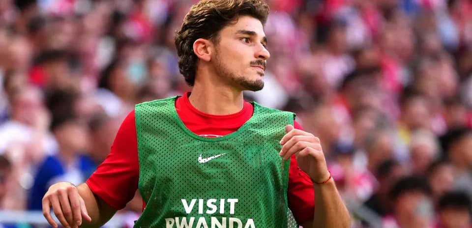 Jugador en el banquillo durante un partido de fútbol