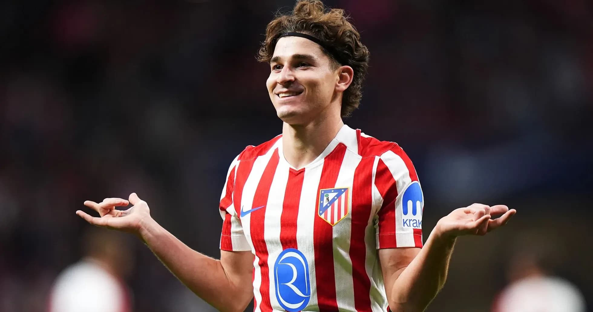 Jugador de Atlético de Madrid con camiseta rayada en acción