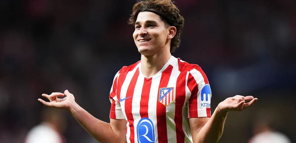 Jugador de Atlético de Madrid con camiseta rayada en acción