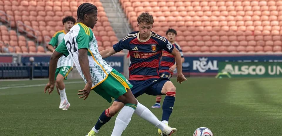 Jugador de Real Monarchs en acción durante el partido