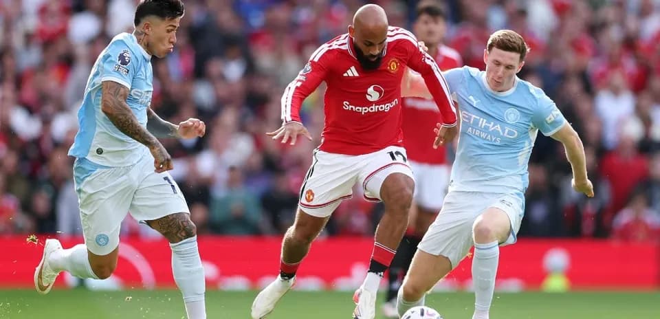 Jugador de Manchester United driblando entre defensores