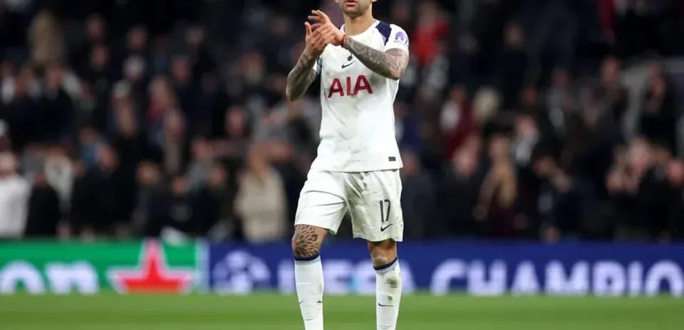 Jugador aplaudiendo en el campo de juego