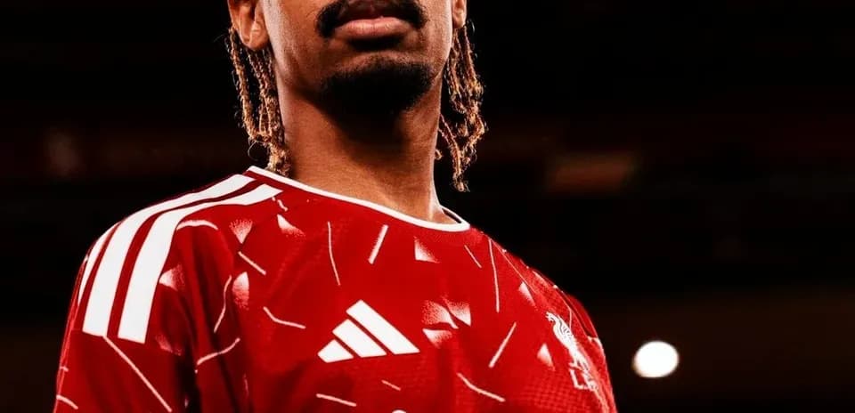 Jugador posando con camiseta roja del Liverpool