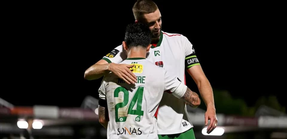 Jugadores abrazándose después del partido de fútbol