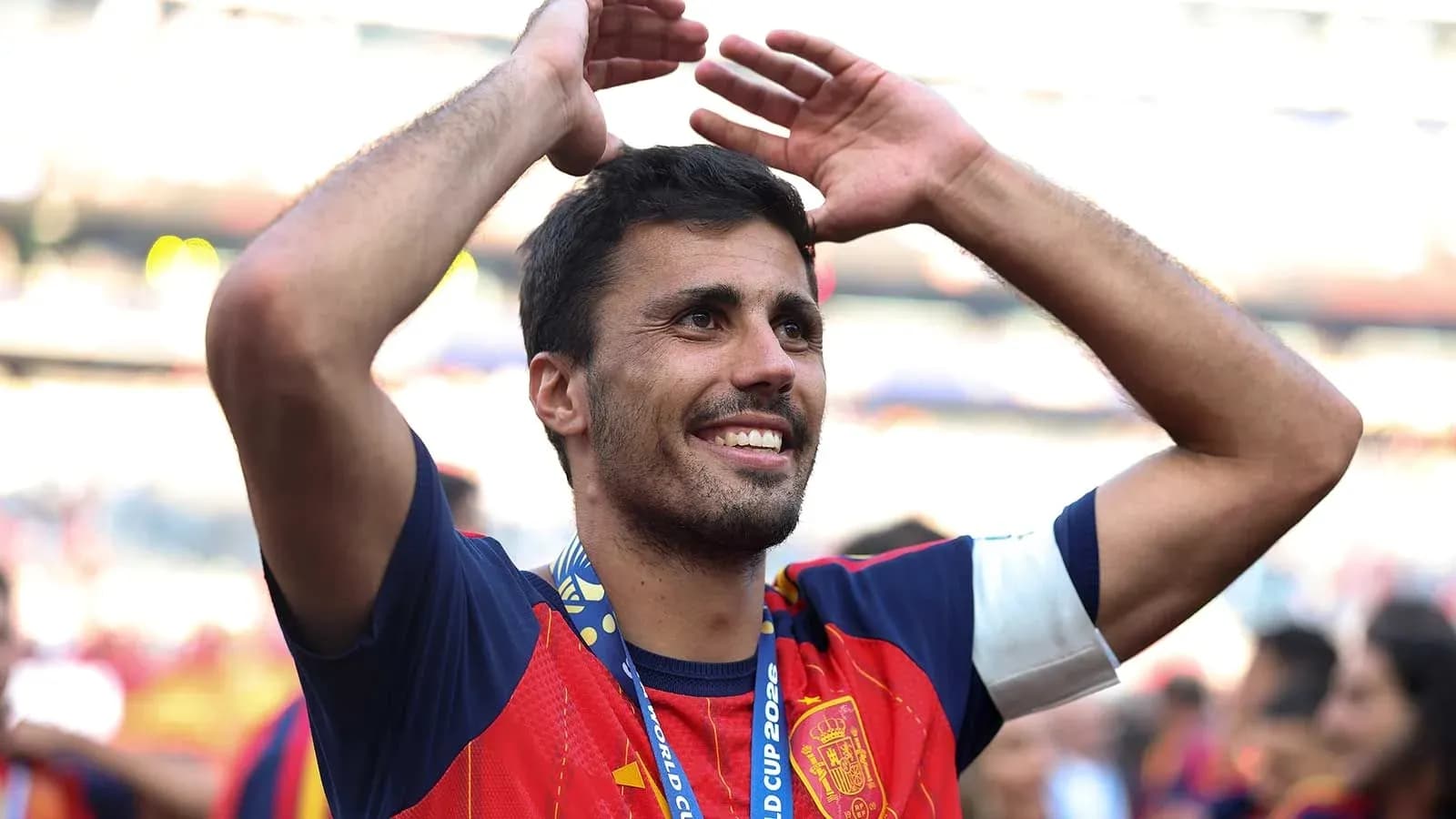 Jugador celebrando con medalla tras partido importante