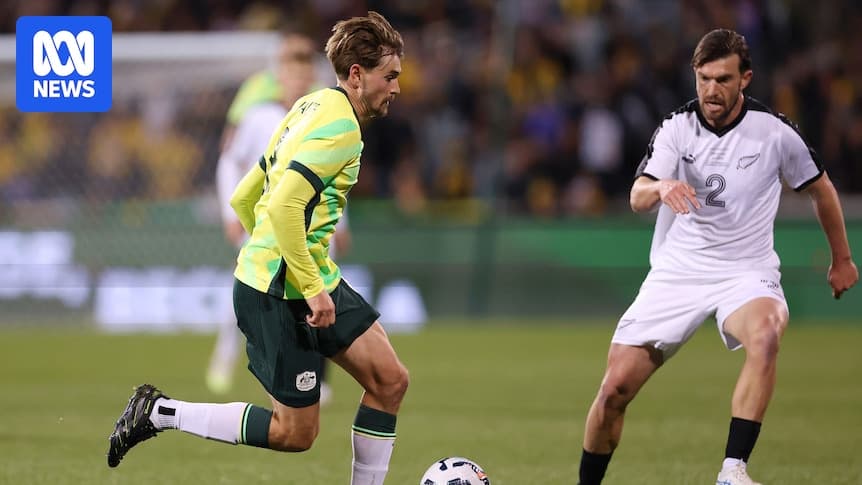 Jugador australiano driblando ante defensor neozelandés