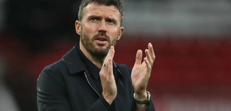 Entrenador aplaudiendo durante un partido