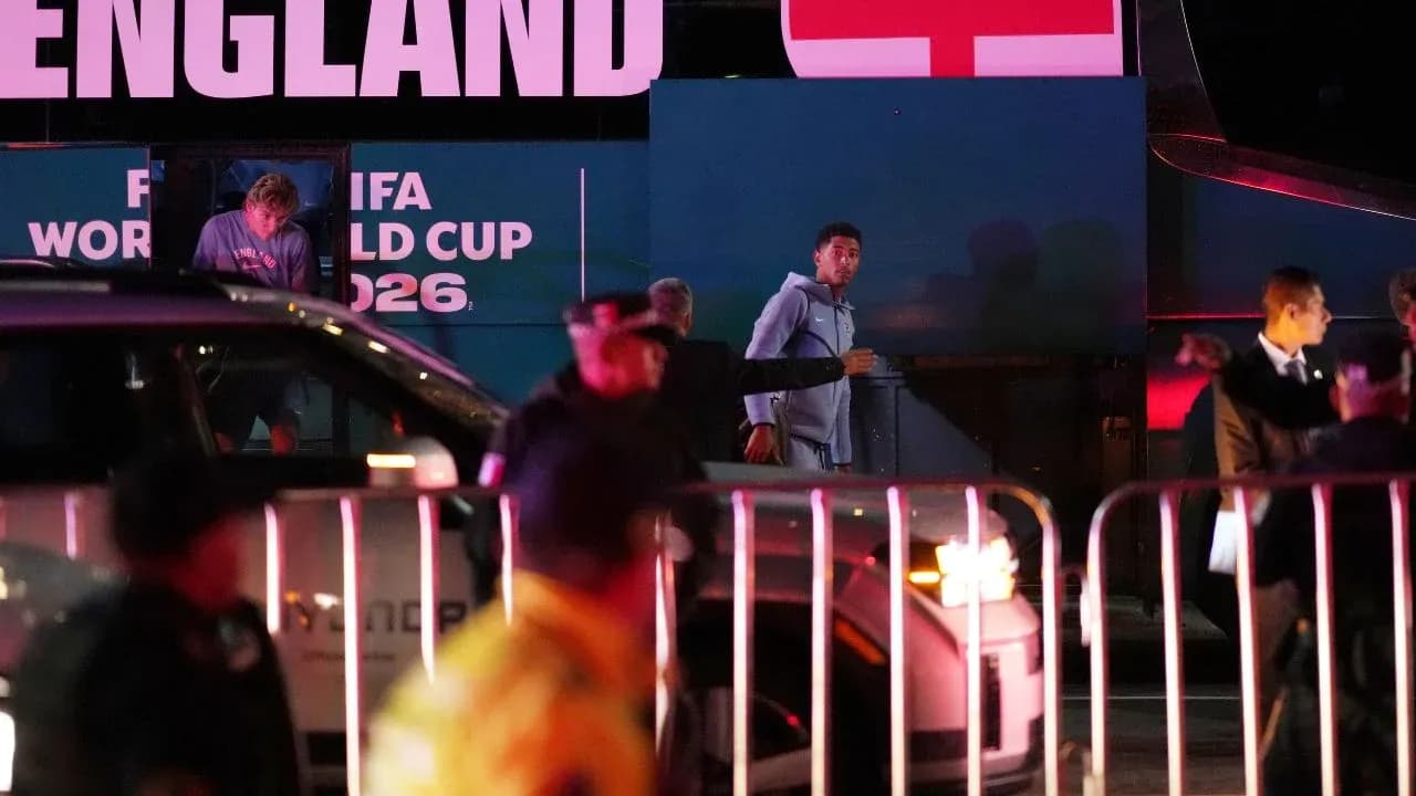 Jugadores saliendo del autobús de Inglaterra en evento