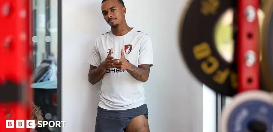 Jugador posando en gimnasio con equipo de pesas