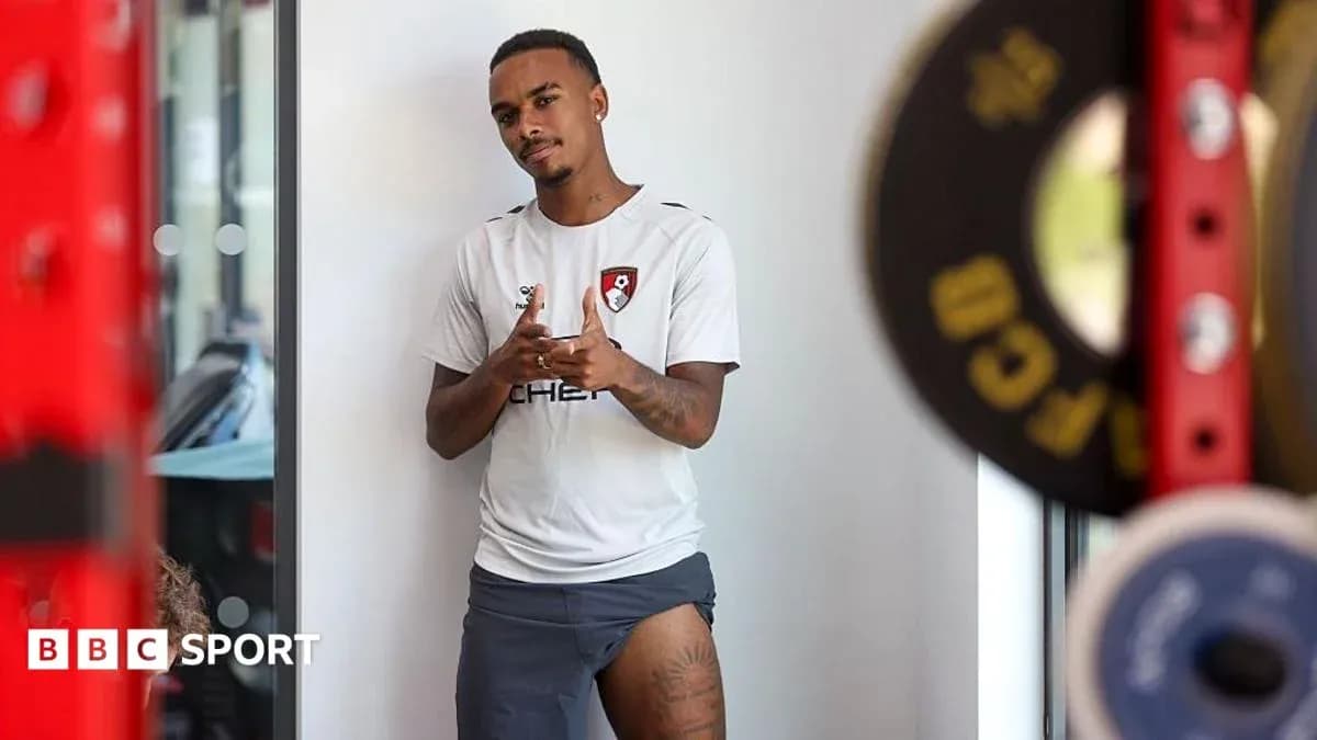 Jugador posando en gimnasio con equipo de pesas