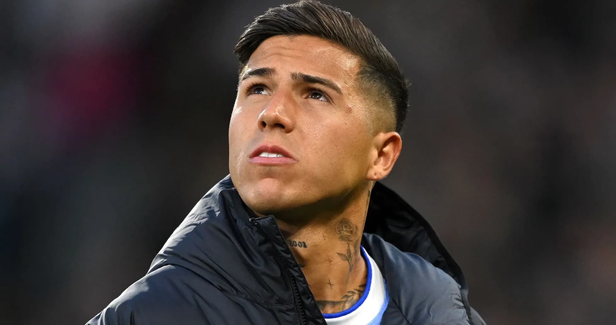 Jugador mirando hacia arriba antes del partido