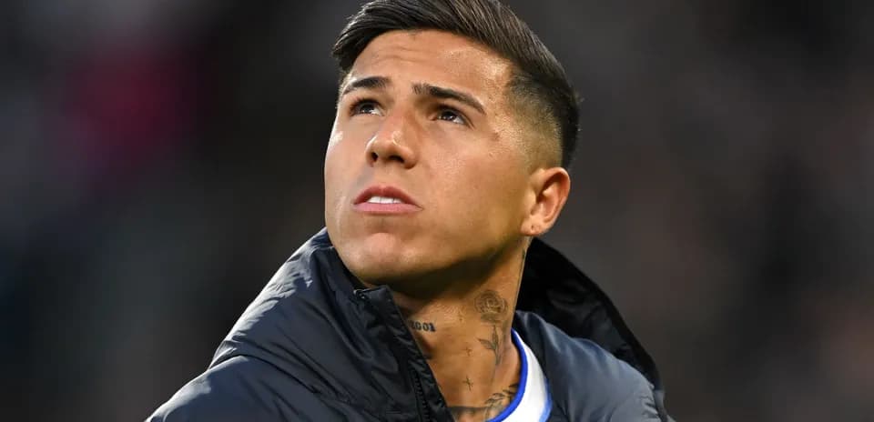 Jugador mirando hacia arriba antes del partido