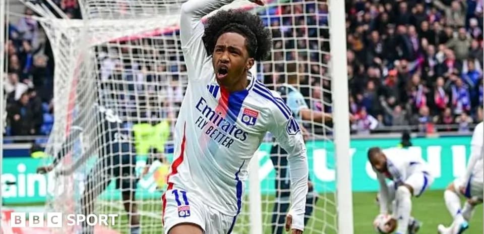 Jugador de Lyon celebrando un gol en el partido